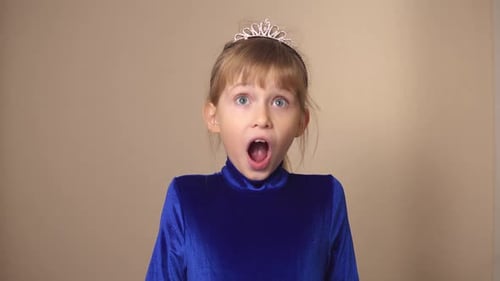 Surpresa de perto de uma criança com olhos grandes