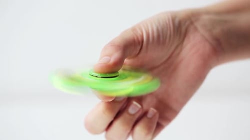 Jouer à la main avec Spinner Spinner Spinner