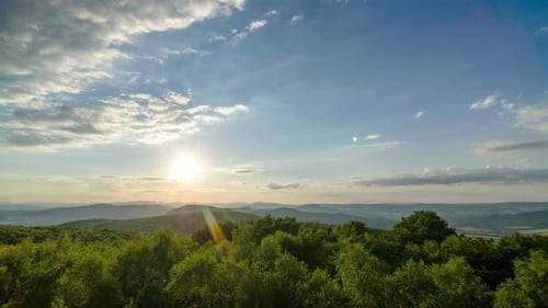 Epischer Sonnenaufgang mit Wolken, Himmel und grünem Wald bewegt sich im Wind, Natur, Landschaft