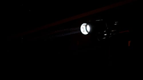 Spotlight-Quelle, die einen weißen Lichtstrahl erzeugt