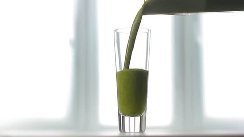 Jus de céleri frais versé dans un verre
