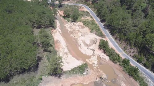 Bewegung über Steinbruch mit nassem Sand aus dem Schlammfluss