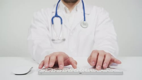 Arzt tippt auf der Tastatur