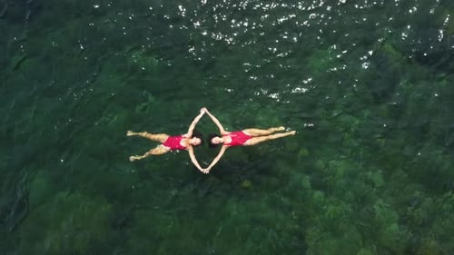 Mujer flotando en el mar