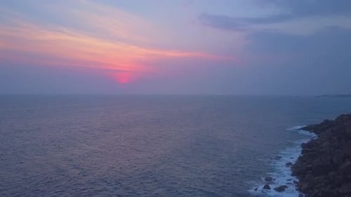 Tranquilo paisaje marino con acantilados empinados contra el sol de la mañana