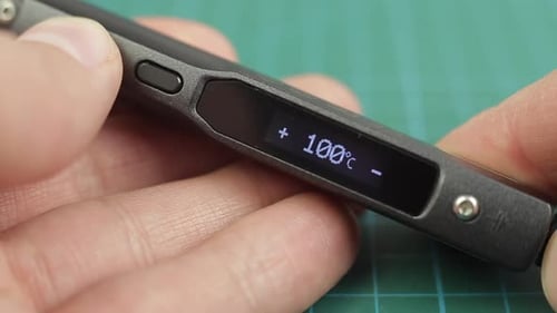 Einstellen von Temperatur und Heizung Digitaler Lötkolben mit Display, auf dem Tisch. Nahaufnahme