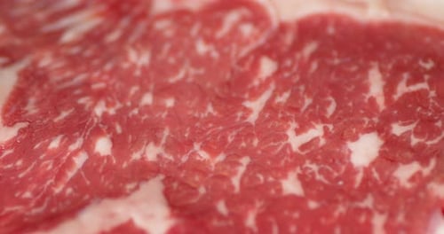 Rohes Steak Beef Ribeye rotiert langsam.
