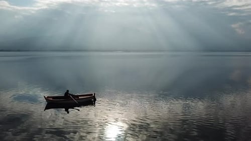 Feixe de luz de reflexão aérea do lago kocaeli da Turquia