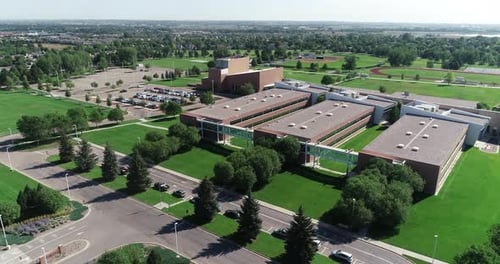 Vue aérienne de l'école secondaire Fort Collins montrant de magnifiques paysages.