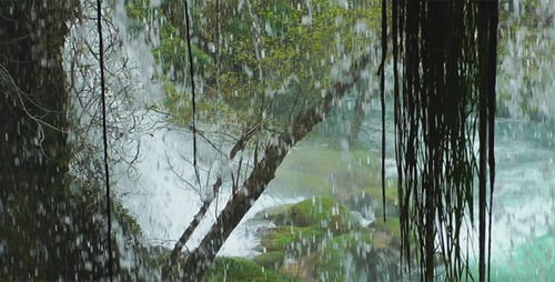 Wasserfall aus dem Inneren der Höhle