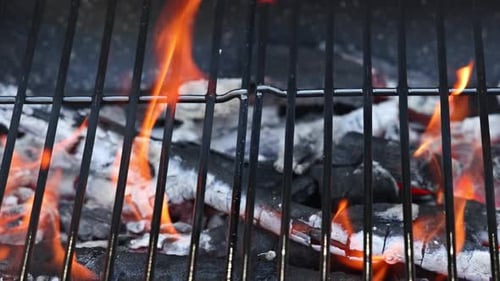 Barbecue-Grillgrube mit glühender Feuerstelle