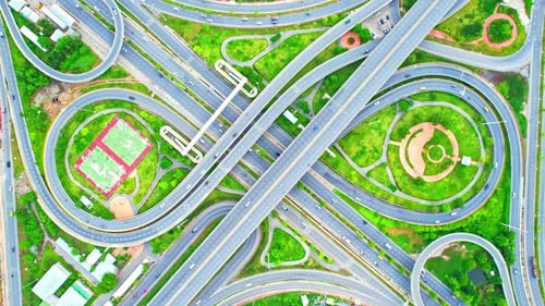 4K : Vue aérienne d'une route autoroutière rapide