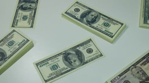 Dollar auf dem Tisch in einer modernen Bank