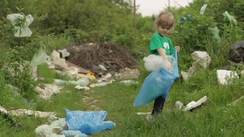 Niña voluntaria limpiando un parque sucio con bolsas de plástico, botellas. Reducir la basura y la contaminación natural