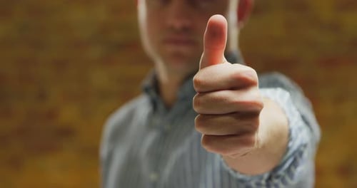Mann nutzt interaktiven Touchscreen
