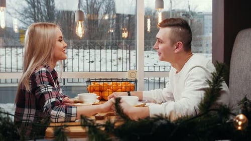 Mann gibt seiner Freundin ein Geschenk