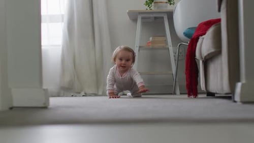 Close-up de um bebê caucasiano rastejando no chão em casa