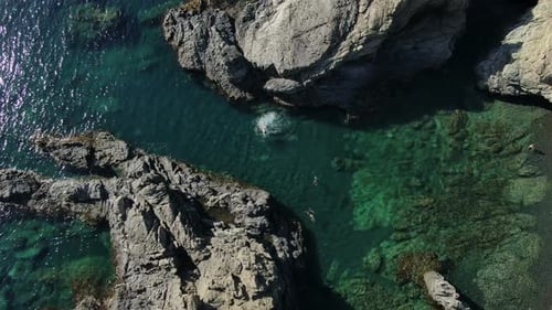 Eintauchen in einen unberührten Mittelmeerstrand