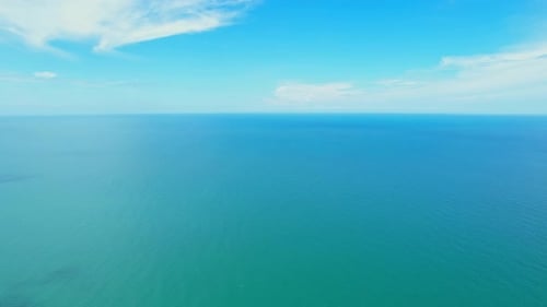 Eine Luftaufnahme über dem Meer, wunderschönem Himmel und Wolken