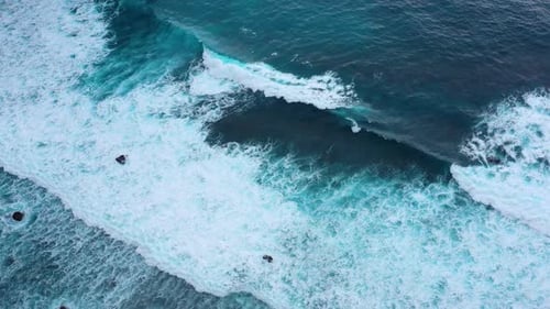 Indonesien, Wellen und azurblaues Wasser als Hintergrund, Blick von der Drohne auf die Meeresoberfläche