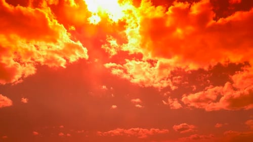 Sky Zeitraffer Orange Goldener Himmel mit Wolken und Sonne