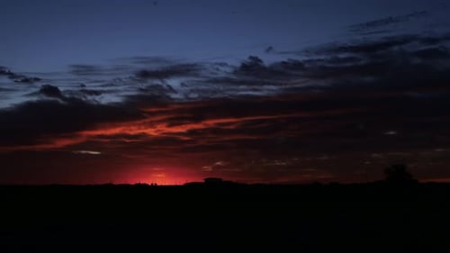 Brillanter Zeitraffer bei Sonnenaufgang mit Wolken