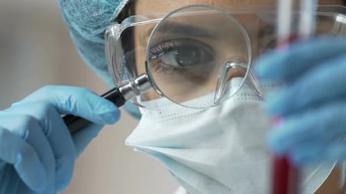 Trabajadora de laboratorio que examina la muestra para restaurar la densidad y la presencia de sedimentos