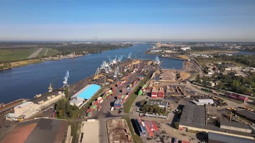 Terminal portuaria en el río