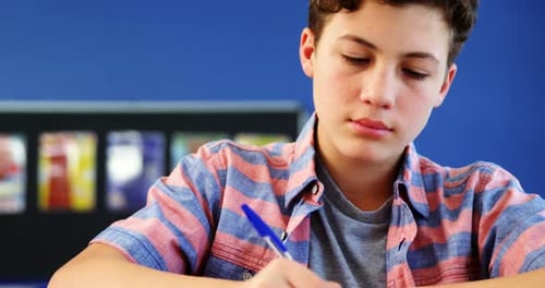Étudiant étudiant en classe