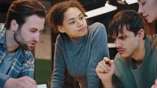 Des femmes métisses discutent avec des amis travaillant sur la structure des données