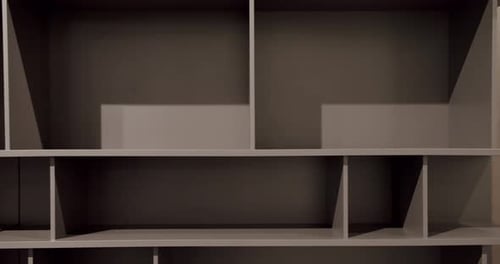 Estantes con artículos para el hogar