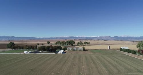 Felsige Bergfarm mit majestätischem Blick auf die Berge. Wirklich schöner Tag ohne Wolken.