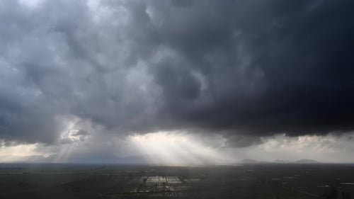Landschaft der Sonnenstrahlen in der Ebene von der Spitze des Berges