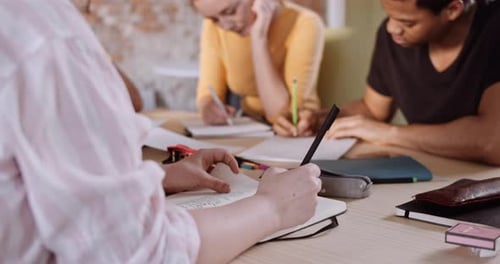 Zeitlupenaufnahme von Studenten, die in einer Gruppe studieren