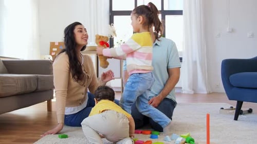 Glückliche Familie mit Kindern, die zu Hause spielen