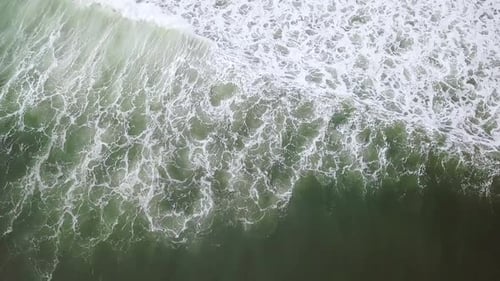 Ocean Wave rollt aufs Ufer