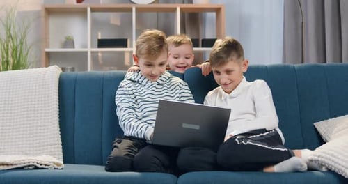 Sofá de niño en el que sentaban a sus hermanos mayores y miraban en la computadora
