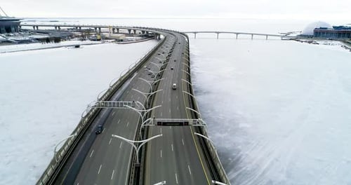 sobrevoando a rodovia com carros em movimento no inverno