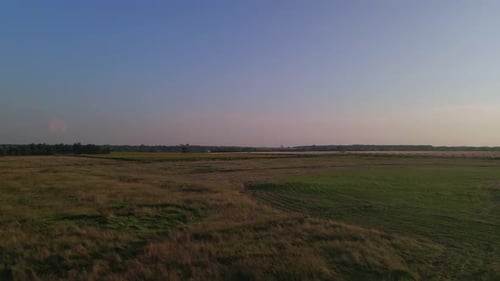 Kleines Privatflugzeug mit Propeller vorne fliegt bei Sonnenuntergang am blauen Himmel