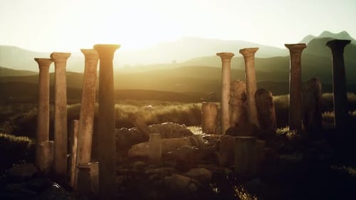 Ruines du vieux temple grec au coucher du soleil