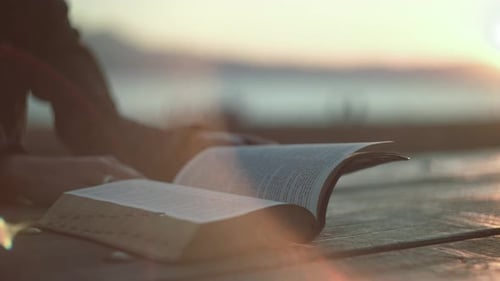Bible sur l'autel 4K