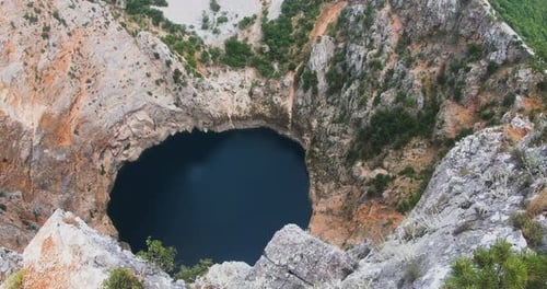 Magnifique lac rouge karstique Crveno jezero en Croatie. Falaises et forêts