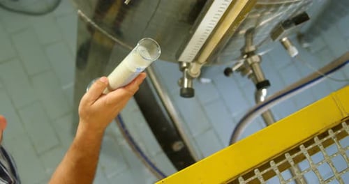 Ouvrier masculin travaillant dans une usine 4k