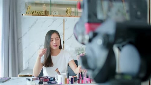 Retrato de una joven bloguera de moda asiática que reseña un producto,
