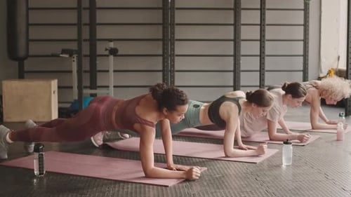 Mujeres que se levantan y bajan en Plank