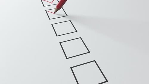 Lista de verificação que um lápis vermelho marcará em quadrados pretos