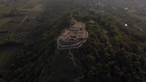 Vue aérienne sur les ruines pittoresques du sommet de Rocca di Manerba, en Italie.
