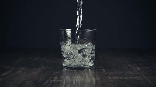 Sauberes Wasser wird wunderschön in ein Glas gegossen