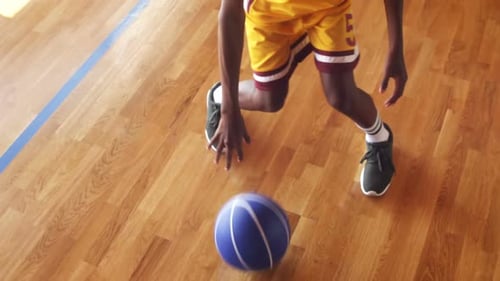 Joueur de basket pratiquant un exercice de dribble