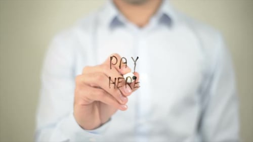Pay Here Man schreibt auf transparentem Bildschirm